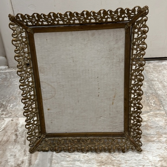 Antique Picture Frame In Gold Lightweight Metal. Back Is All Felt. - Picture 11 of 12